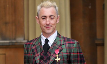 Alan Cumming has returned a prestigious royal award in an effort to sever his association with the "toxicity" of the British Empire.