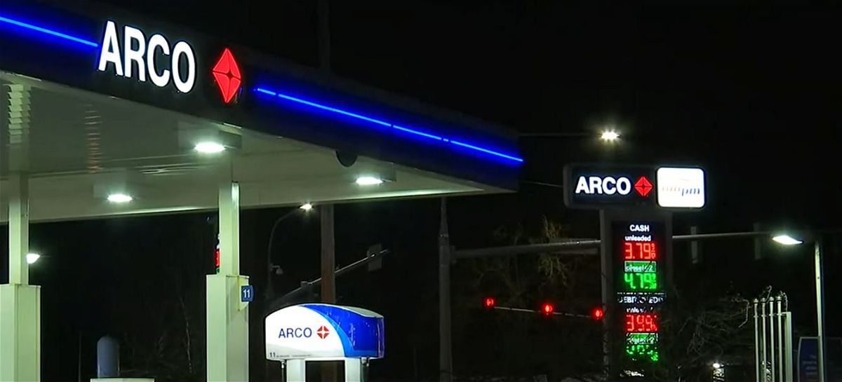 <i></i><br/>A man fighting off an attempted carjacking at an Arco gas station was caught on camera.