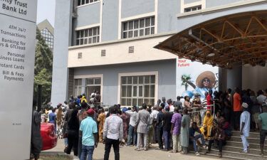 Nigerians queue for new banknotes.