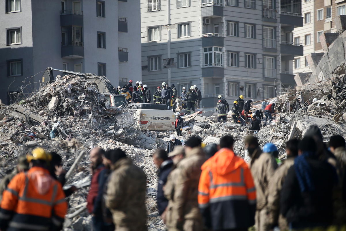 <i>Eren Bozkurt/Anadolu Agency/Getty Images</i><br/>Personnel conduct search and rescue operations in the debris of the building where Atsu lives in Hatay