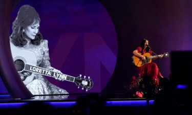 Kacey Musgraves performed a tribute to the late country singer Loretta Lynn at Sunday's Grammys.