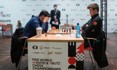 Magnus Carlsen beats Hikaru Nakamura in battle of chess' big guns