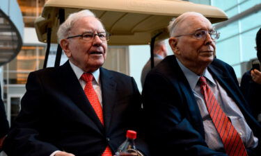 Warren Buffett (L)