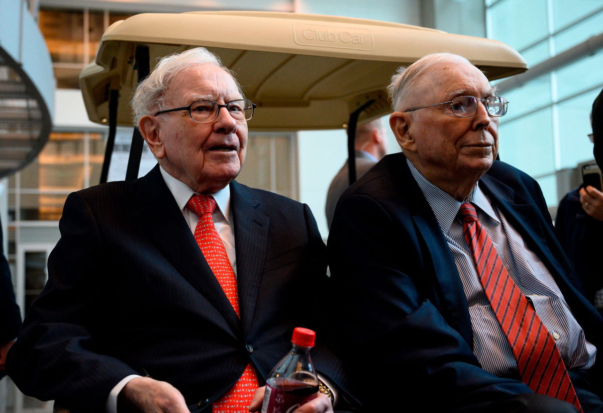 <i>Johannes Eisele/AFP/Getty Images</i><br/>Warren Buffett (L)