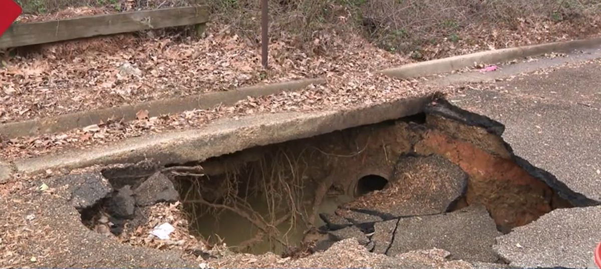 <i></i><br/>A massive hole has formed on Mohawk Avenue and Sherwood Drive at the bridge that goes over the Eubanks Creek making residents concerned. City officials said it was caused by a drainage problem.