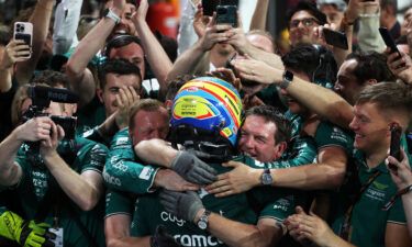 Alonso embraces with his Aston Martin team at the Jeddah Corniche Circuit.