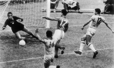 Just Fontaine (n° 17) scored the first goal against Brazil in front of the Brazilian goal keeper Neves Gilmar during the soccer World Cup semi-finals in Stockholm. Brazil won by 5-2.