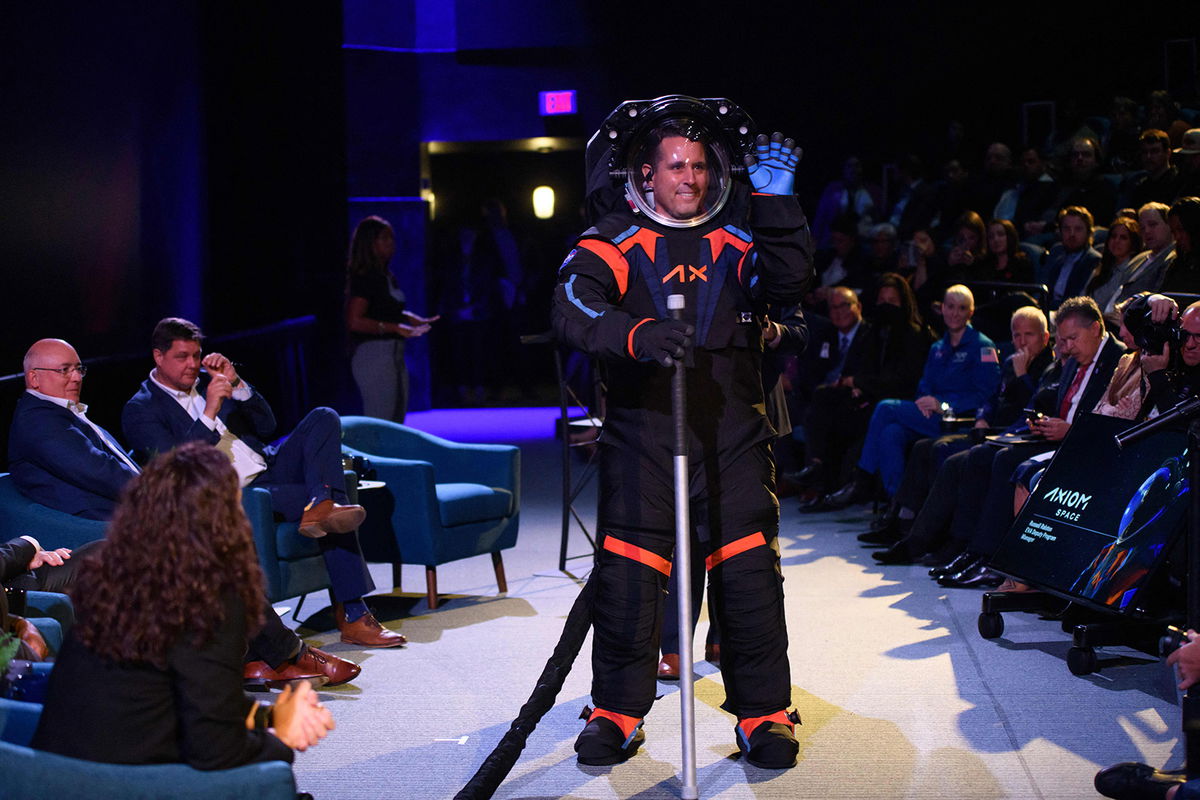 see-the-new-spacesuit-that-artemis-astronauts-will-wear-on-the-moon