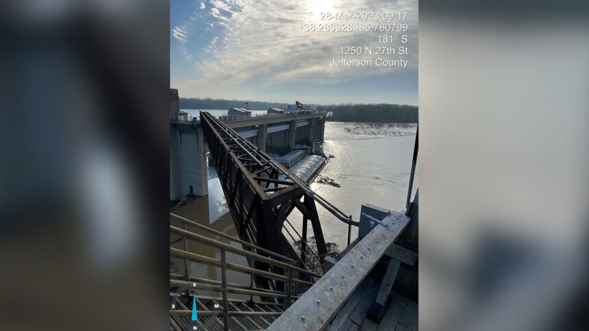 Kentucky crews work to remove remaining 2 runaway barges stuck in Ohio ...