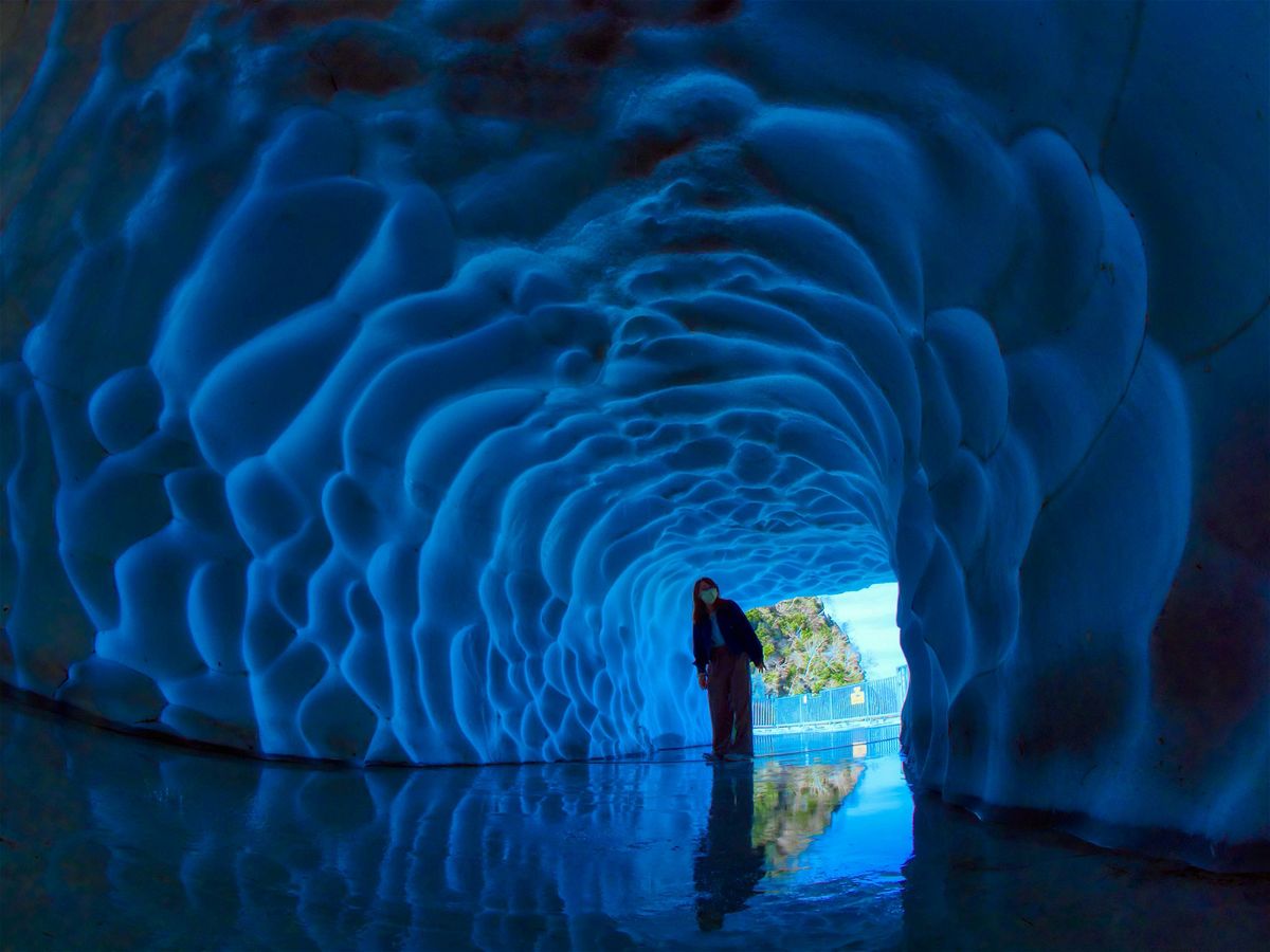 <i>Tateyama Kurobe Alpine Route</i><br/>Other attractions include this dramatic Snow Tunnel
