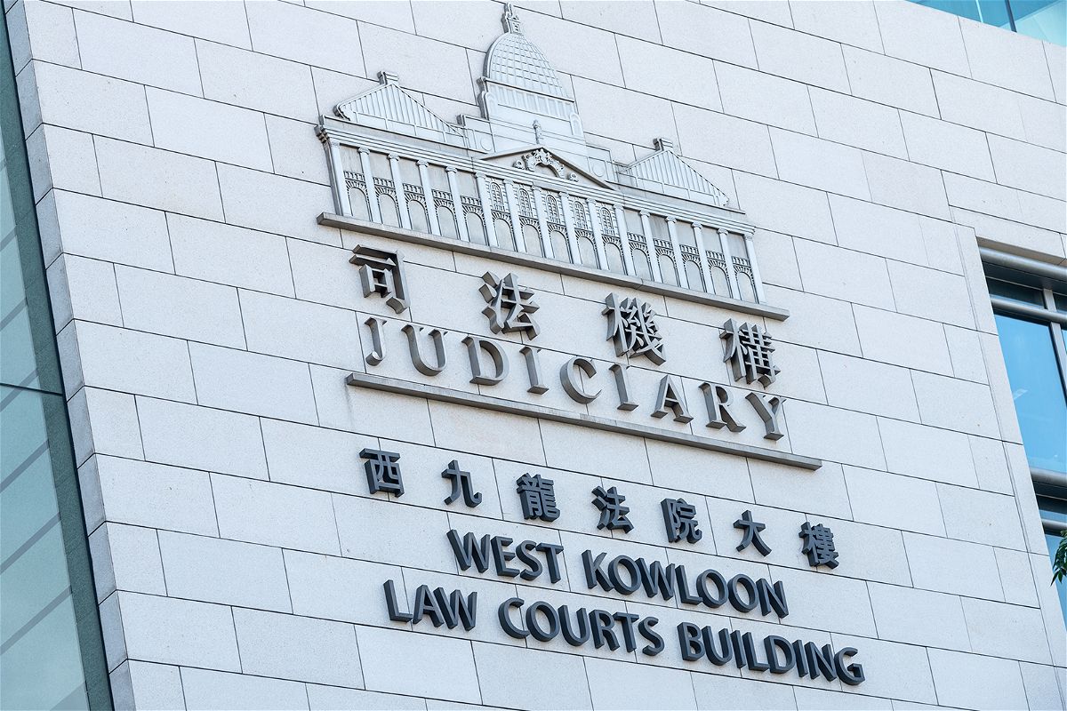 A drug suspect is thought to have slipped out of the West Kowloon Court on Monday after switching his wristband with a suspect in a separate case who had been granted temporary release.