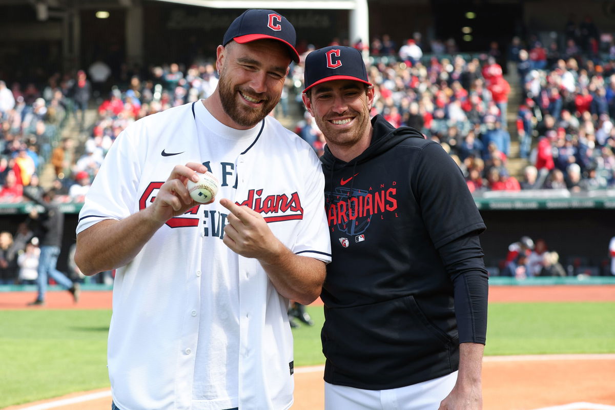 MLB Cleveland Guardians (Shane Bieber) Men's T-Shirt.