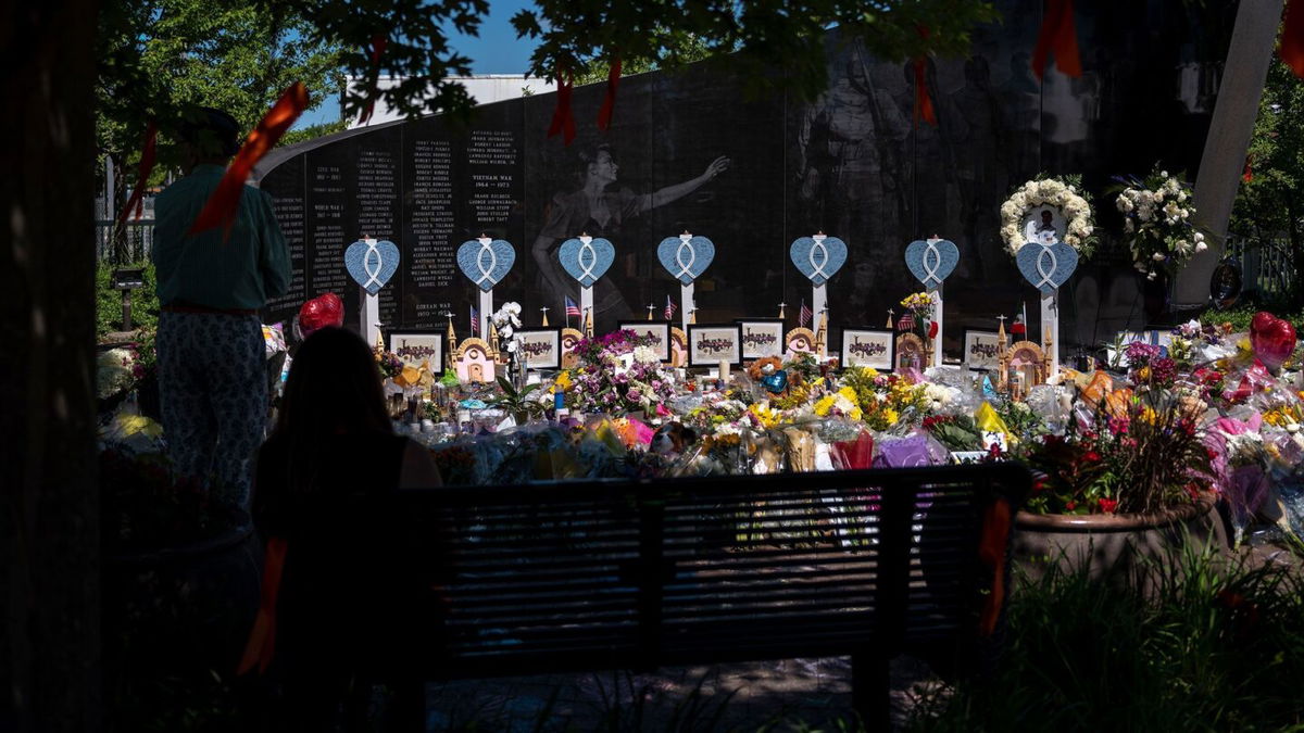 <i>Jim Vondruska/Getty Images</i><br/>People come to mourn at a memorial site after the 4th of July parade shooting in Highland Park