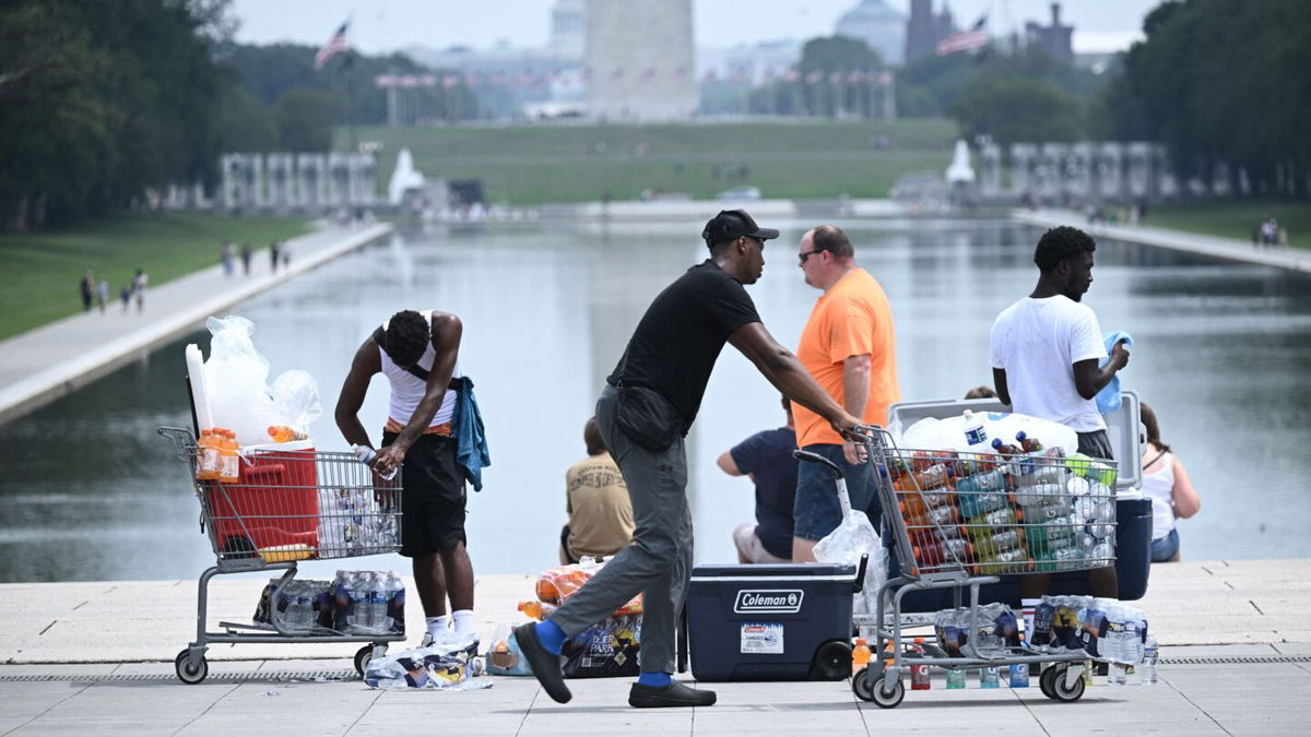 <i>Brendan Smialowski/AFP/Getty Images</i><br/>Vendors sell cold drinks near the Lincoln Memorial in Washington