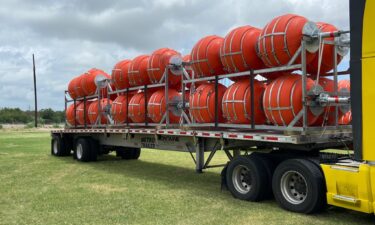 The installation of a marine barrier on the Rio Grande has started.