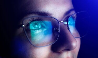 A new study finds that there may not be any short-term advantages to wearing eyeglasses with blue-light filters.