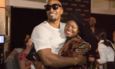 Jamie Foxx hugs his sister Deidre Dixon in 2017.