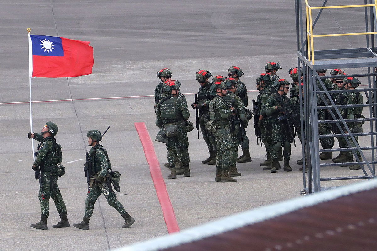 <i>ChiangYing-ying/AP/FILE</i><br/>A Taiwanese soldier holds a Taiwan national flag at Taoyuan International Airport in Taoyuan