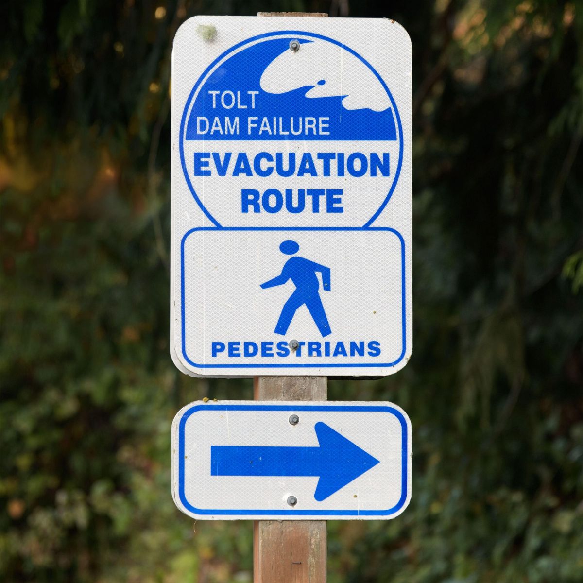 <i>Ian Dewar/Alamy</i><br/>A pedestrian evacuation sign points the way to an escape in case of a failure of the Tolt Dam in Carnation