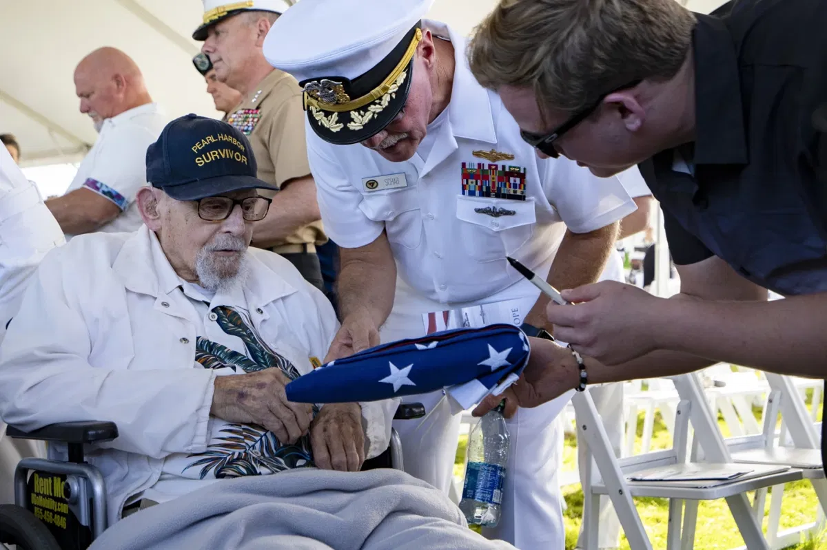 An attendee asks Pearl Harbor survivor Ira 