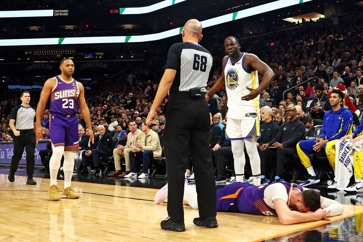 <i>Garrett Ellwood/NBAE/Getty Images</i><br/>Phoenix's Devin Booker dunks the ball during the game.