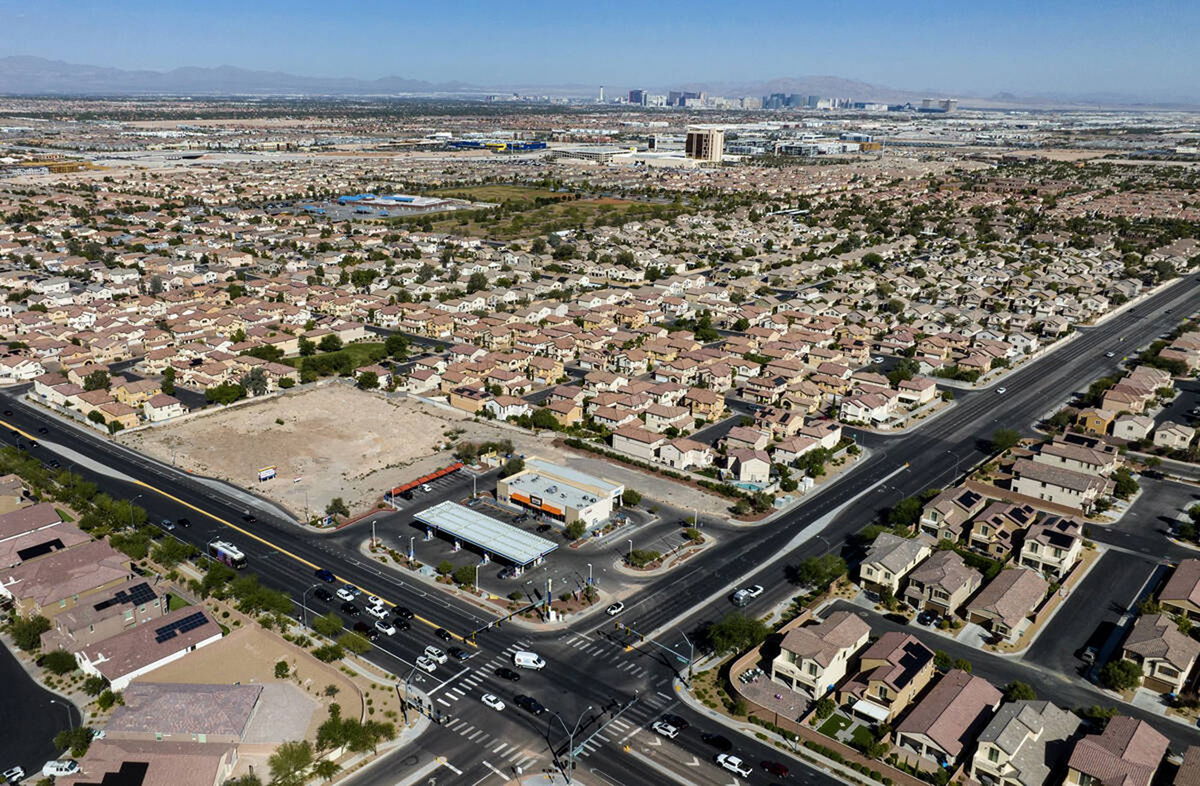 <i>Bizuayehu Tesfaye/Las Vegas Review-Journal/Tribune News Service/Getty Images</i><br/>Mortgage rates fall for the eighth consecutive week.