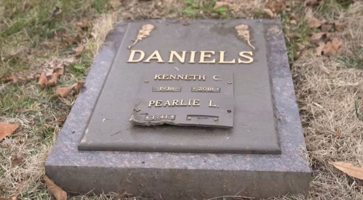 <i></i><br/>A Kansas City woman is furious over of how her father Kenneth Daniel’s cremated remains were buried.