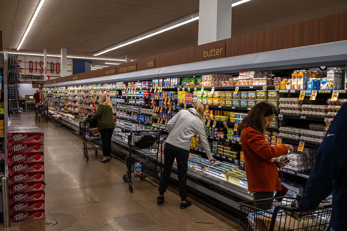 <i>Ash Ponders/Bloomberg/Getty Images</i><br/>Shoppers at an Albertsons-owned Safeway grocery store in Scottsdale in 2024.