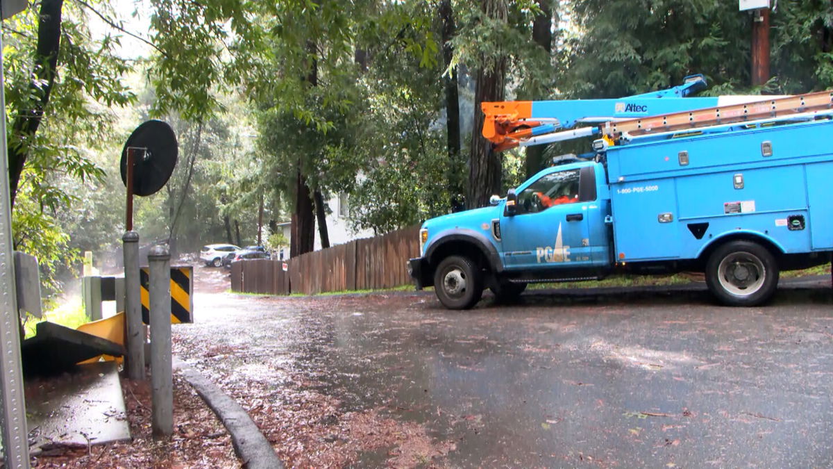 PG&E crews working on restoring power in Boulder Creek