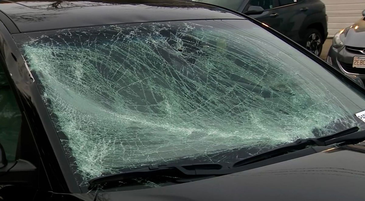 <i></i><br/>Falling ice from two Massachusetts Cape Cod bridges fell onto two separate vehicles passing below