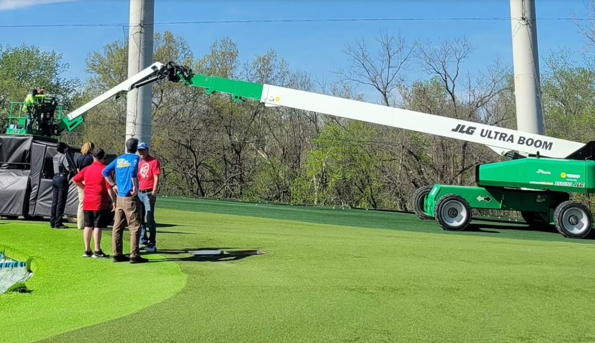 Trapped ‘birdie’ interrupts play at Overland Park Top Golf location – KION546