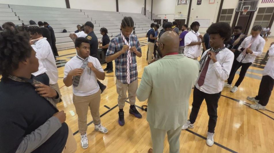 <i>WWJ via CNN Newsource</i><br/>Detroit teens find confidence and connection through the 