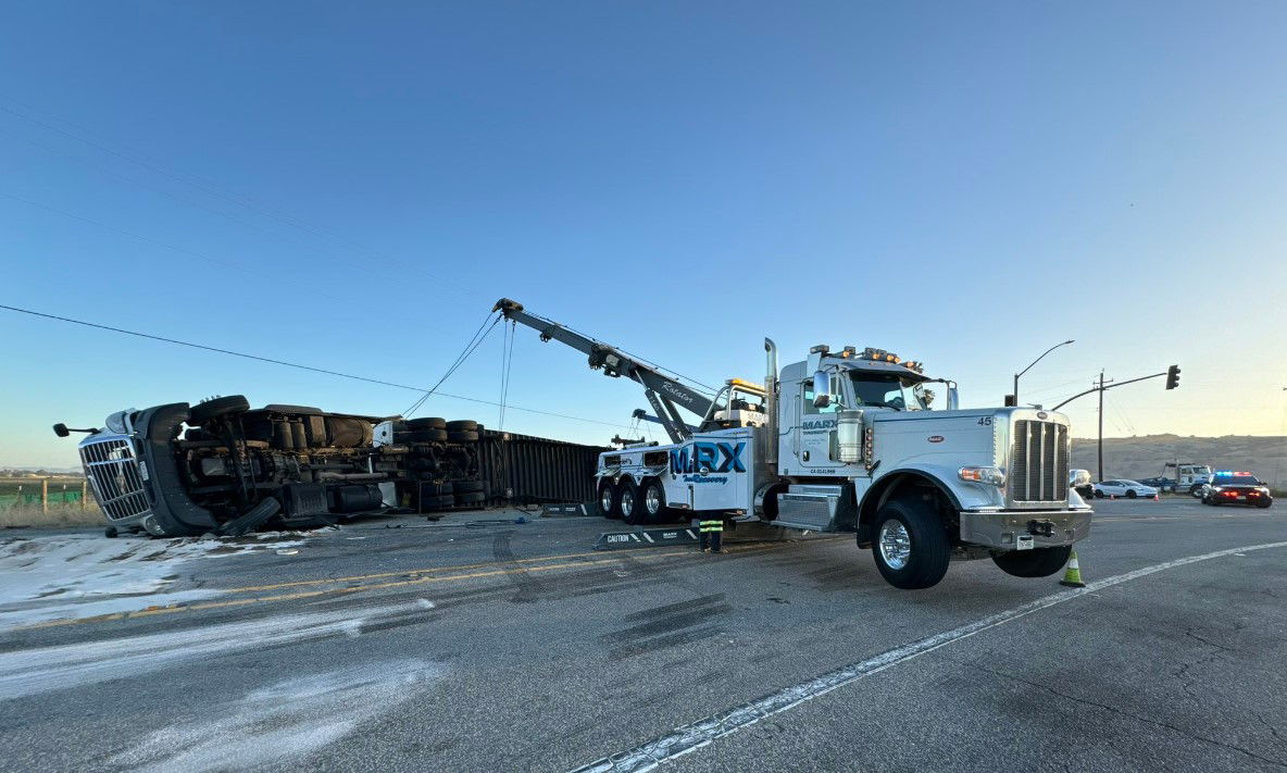 Highway 152 reopens after overturned big rig causes traffic delay – KION546