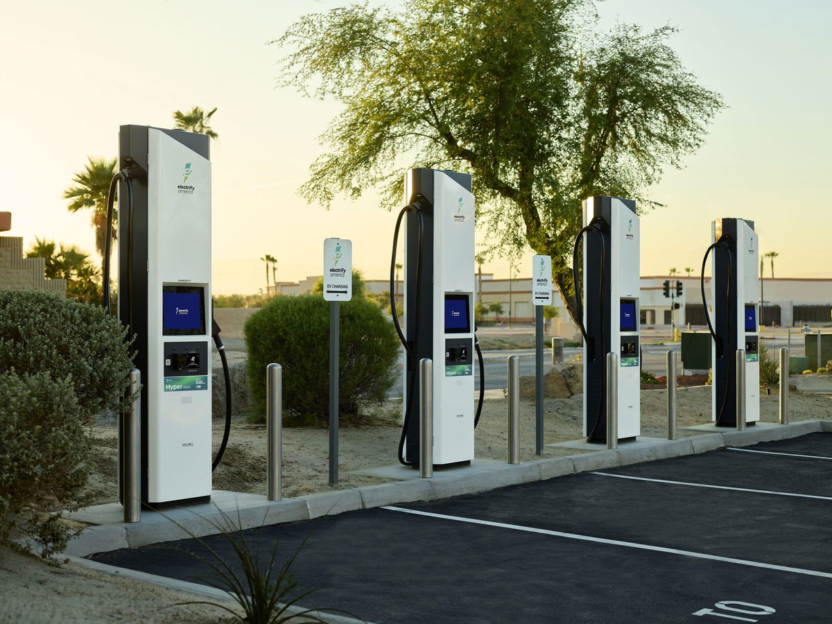 <i>Peter Valdes-Dapena/CNN via CNN Newsource</i><br/>A line of EVs wait to charge at Electrify America chargers in East Brunswick