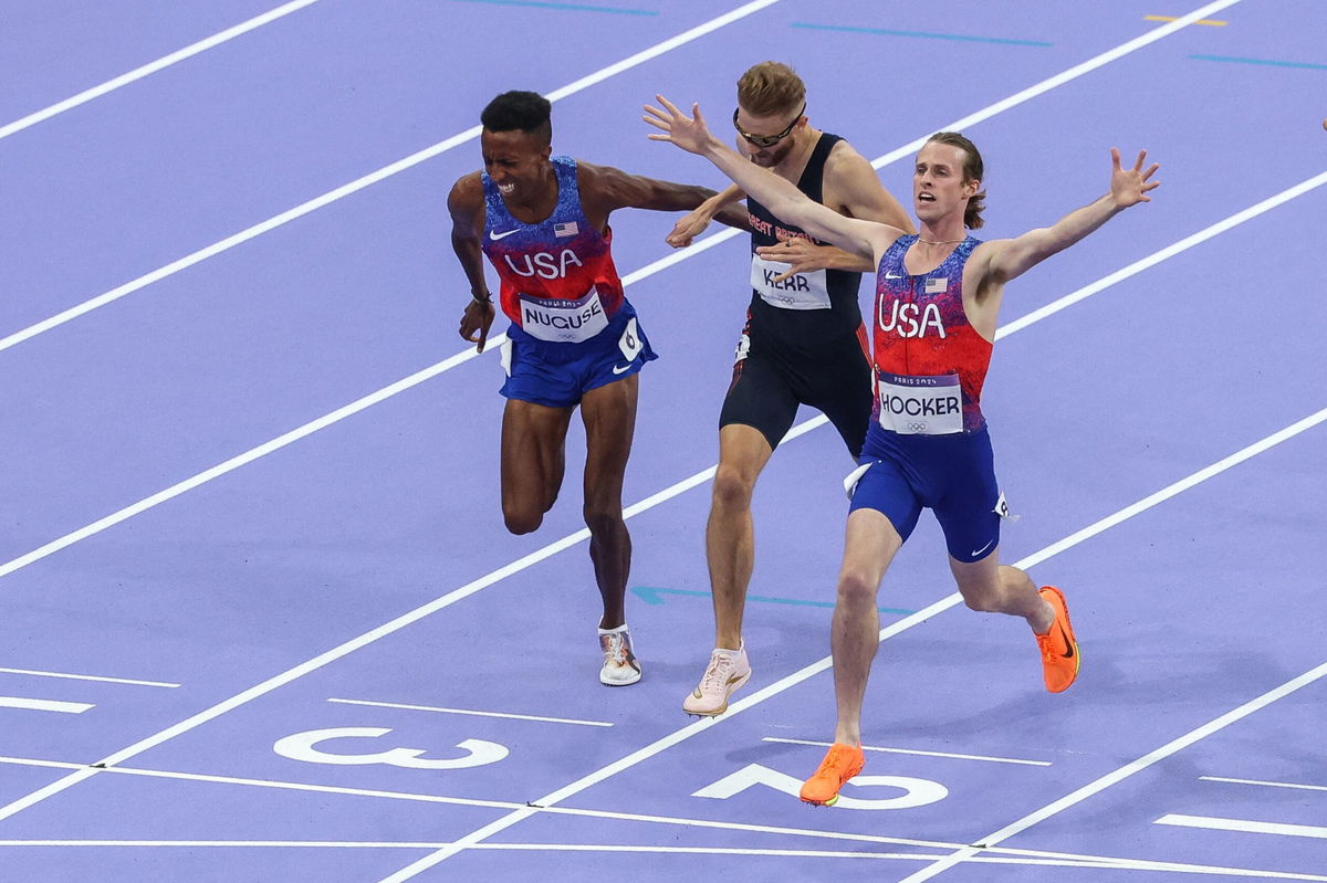 <i>ANTONIN THUILLIER/AFP/AFP via Getty Images via CNN Newsource</i><br/>Hocker (right) and Nuguse cross the finish line of the men's 1