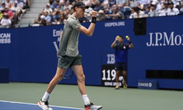 Jannik Sinner celebrates winning against Alex Michelsen at the US Open.