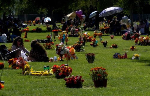 Familias celebran el Día de los Muertos en el cementerio público del valle de Coachella