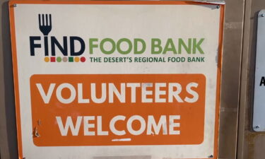 Voluntarios del banco de comida “FIND Food Bank” reparten comidas con el servicio a domicilio para ancianos