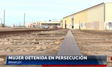 Mujer detenida en Persecución Policiaca en Brawley