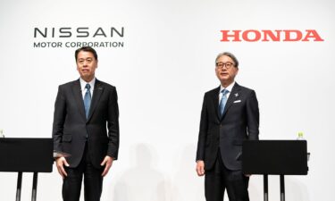 Nissan Motor CEO Makoto Uchida (L) and Honda Motor CEO Toshihiro Mibe (R) in March.