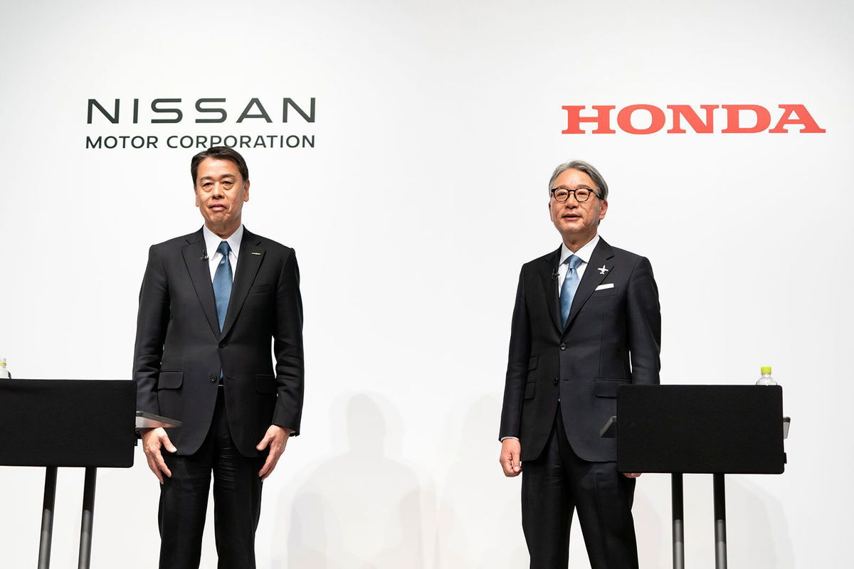 <i>Tomohiro Ohsumi/Getty Images/File via CNN Newsource</i><br/>Nissan Motor CEO Makoto Uchida (L) and Honda Motor CEO Toshihiro Mibe (R) in March.