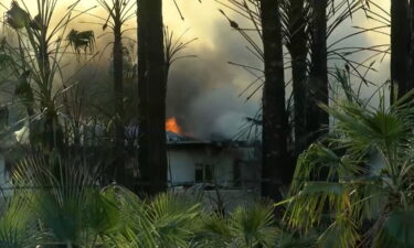 Incendio de 11 acres destruye dos estructuras en Coachella