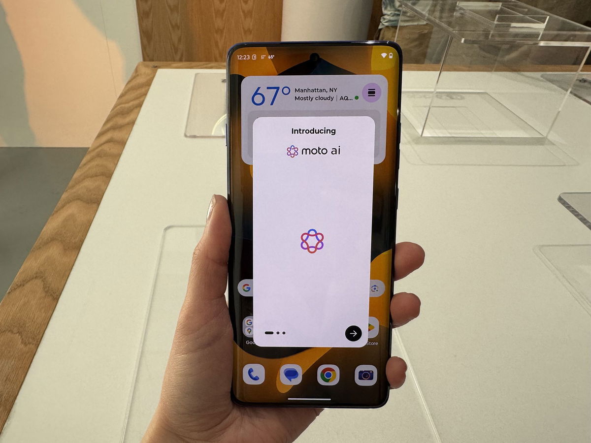 <i>Lisa Eadicicco/CNN via CNN Newsource</i><br/>Motorola’s Razr Ultra includes AI software from Perplexity