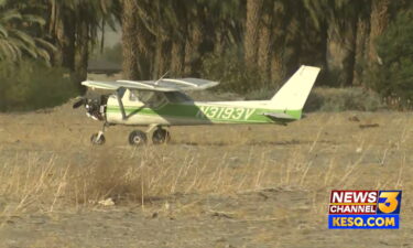 Avión con pancarta aterriza de emergencia en un campo abierto en la ciudad Coachella