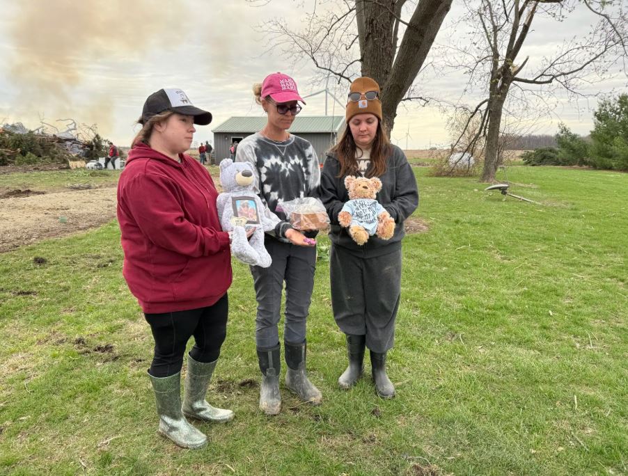 <i>WISH Photo/Danielle Zulkosky via CNN Newsource</i><br/>Ashley Richardson (center) holding her son’s ashes with sisters-in-law