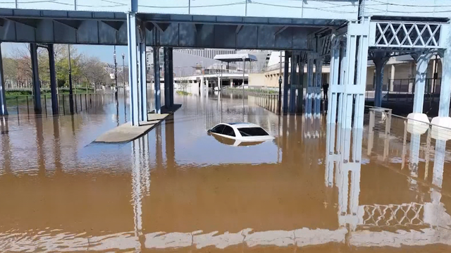 <i>WLWT via CNN Newsource</i><br/>The Ohio River is cresting Monday
