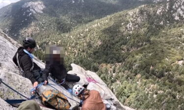 Video de la Oficina del Sheriff del Condado de Riverside muestra rescate en acantilado tras caída de 30 pies en Idyllwild