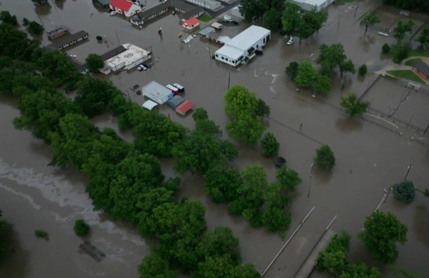 <i>KAKE via CNN Newsource</i><br/>Torrential rainfall caused the Walnut River to overflow