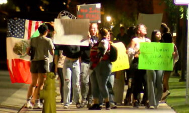 Manifestantes se reúnen en Palm Springs e Indio para denunciar las operaciones migratorias locales