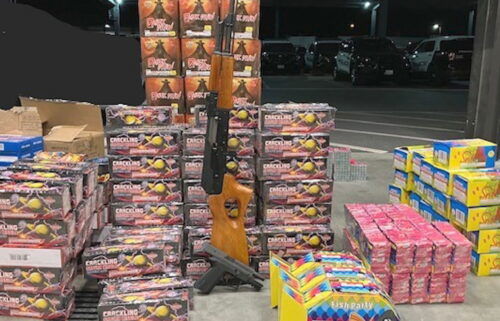 Tres hombres arrestados tras la incautación de fuegos artificiales y armas ilegales por parte de la policía de Indio